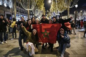Plusieurs milliers de supporters du Maroc ont afflué sur les Champs-Elysées mardi dans la soirée, pour fêter la qualification historique des Lions de l'Atlas pour les quarts de finale du Mondial au Qatar aux dépens de l'Espagne.