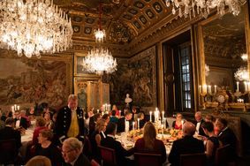 Le roi Carl XVI Gustaf de Suède et certains des invités du Riksdagssupé, dans la salle du Conseil du Palais royal de Stockholm, le 29 novembre 2022
