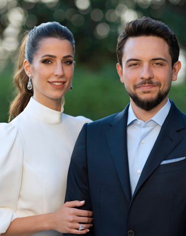 Le prince héritier Hussein de Jordanie et sa fiancée Rawja Al-Saif. Photo diffusée à l'occasion de leurs fiançailles le 17 août 2022