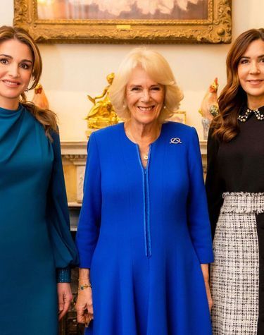 La reine Rania de Jordanie avec la reine Camilla du Royaume-Uni et la princesse Mary de Danemark à Clarence House à Londres, le 28 novembre 2022
