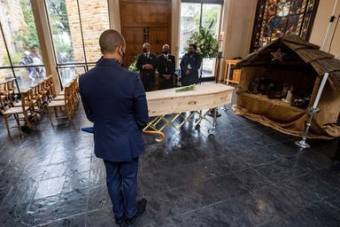 L'Afrique du Sud avait salué samedi la figure planétaire lors de funérailles sans faste, au Cap, comme il l'avait souhaité.