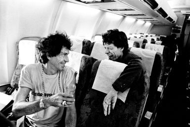 De brouilles en réconciliations, leurs ego abdiquent pour le groupe.... En 1990, lors d’un vol entre l’Espagne et le Portugal. Après de longues années de guerre froide, Mick et Keith se réconcilient pour Urban Jungle, leur nouvelle tournée européenne.