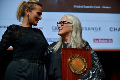 Sur la photo, les deux réalisatrices ayant obtenu la Palme d'or: la Française Julia Ducournau et la Néo-Zélandaise Jane Campion.