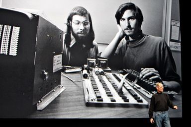 Dix-huit mois avant sa mort, Steve Jobs présente l'iPad. Projetée sur l'écran géant, ce 27 janvier 2010, une photo de ses débuts avec son compère Steve Wozniak, devant l'Apple I.
