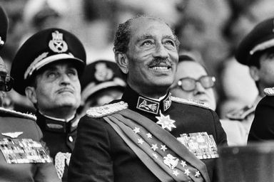 Le président égyptien Anouar el-Sadate, au Caire, mardi 6 octobre 1981, quelques minutes avant son assassinat.
