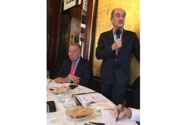 Thomas Levet, président du MBC, et Pierre Lescure à table pour un échange à plusieurs voix.