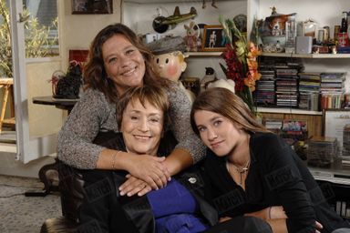 En 2006, entourée de Giulia et de sa petite-fille, Lola, dans son appartement parisien, près de la place des Vosges. Elles restent son meilleur soutien dans son combat contre la maladie d’Alzheimer.