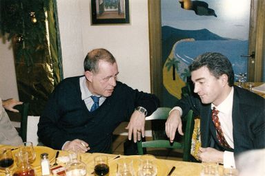 François Rouge (à dr), en 2001, avec Jack Sigolet, ancien d’Elf, dans un restaurant des environs de Genève.