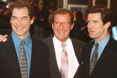 Timothy Dalton, Roger Moore, et Pierce Brosnan, trois James Bond réunis en 1996.
