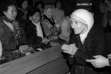 Janvier 1985. Mere Teresa est accueillie par des femmes lépreuses à Shinhung, en Corée.
