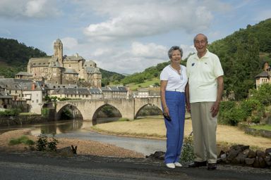 Le 5 juillet, Anne-Aymone à ses côtés, Valéry Giscard d'Estaing au pied du château du XVe siècle racheté en 2005 à la commune d'Estaing.