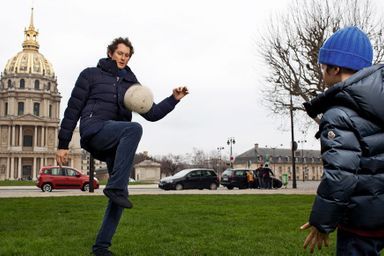 <br />
Sur les pelouses qui font face aux Invalides, le patron de Fiat, le groupe propriétaire de la Juventus de Turin, joue au foot avec son fils aîné, Leone, 5 ans et demi.