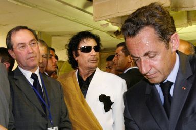 Claude Guéant, Mouammar Kadhafi et Nicolas Sarkozy à Tripoli en 2007.