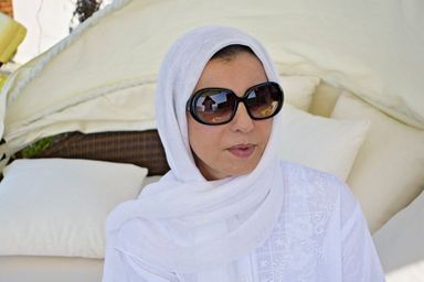 <br />
Foulard et abaya blanche : Leïla Ben Ali s’est adaptée, en apparence, aux us et coutumes des Saoudiens.