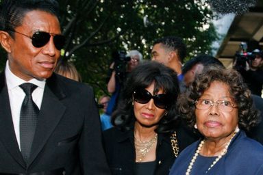 <br />
Jermaine, Debbie et Katherine Jackson au procès Murray en novembre 2011.
