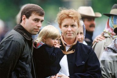 Le prince Andrew et son épouse Sarah Ferguson, avec leur fille Beatrice à Windsor en mai 1990.