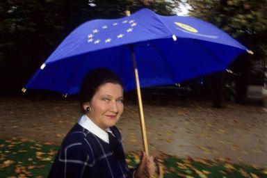 Sous un parapluie aux couleurs de l'Europe, en 1988, au Parc royal de Bruxelles.