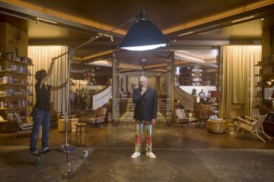 Philippe Starck, directeur artistique et architecte d’intérieur de l’hôtel, dans le lobby qu’il a dessiné. Tous les meubles ont été fabriqués par des artisans brésiliens.