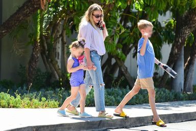 Promenade familiale pour Hilary Duff accompagnée de ses enfants Banks et Luca