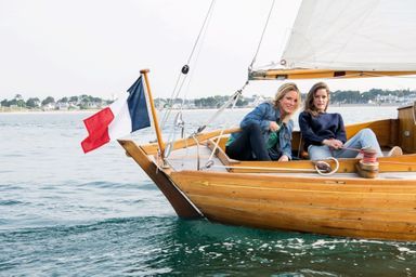 La réalisatrice et la comédienne (à dr.), dans le port de Sainte-Marine (Finistère), à bord d’un voilier Amber. Le long-métrage est attendu en salle à l’automne 2023.