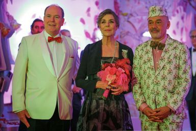 Robe Art déco et bouquet à plumes pour la traditionnelle soirée de gala au côté du prince Albert et de Christian Louboutin, nouveau directeur artistique du bal, au Sporting Monte-Carlo, le 8 juillet.