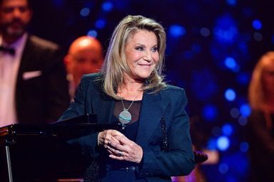 Sheila dans l'émission "Chantons Aznavour" aux Folies Bergère à Paris, le 21 octobre 2021.