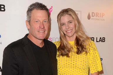 Lance Armstrong et Anna Hansen lors d'une vente aux enchères de bienfaisance à Los Angeles, en 2018.