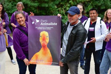 Laurent Baffie et des militants du Parti animaliste présentent l’affiche pour les législatives de juin 2022.