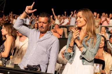 Antonio Banderas déchainé à un concert, auprès de sa fille et de sa compagne