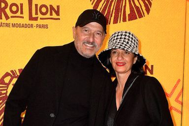 Daniel Lévi et sa femme Sandrine au théâtre Mogador à Paris, le 11 novembre 2021.