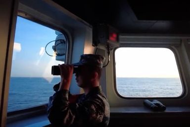 Près de Taïwan, un officier sur un navire de guerre chinois à son poste de surveillance.