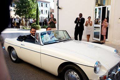 Les mariés Marco Maestri et Simon Porte Jacquemus sont repartis à bord d'un magnifique cabriolet.