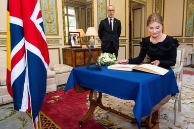 La princesse héritière Elisabeth de Belgique signe le registre de condoléances pour la reine Elizabeth II à la résidence de l'ambassadeur du Royaume-Uni à Bruxelles, le 12 septembre 2022