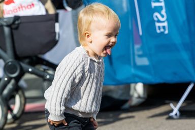 Le prince Julian de Suède sur le circuit de Mantorp, le 1er octobre 2022