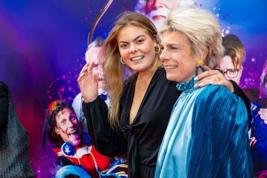 La princesse Laurentien des Pays-Bas et sa fille aînée la comtesse Eloise d'Orange-Nassau au Royal Theatre Tuschinski à Amsterdam, le 2 octobre 2022