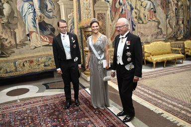 Le roi Carl XVI Gustaf de Suède, avec la princesse héritière Victoria et le prince Daniel, au Palais royal à Stockholm, le 29 septembre 2022, soir du «representationsmiddag»