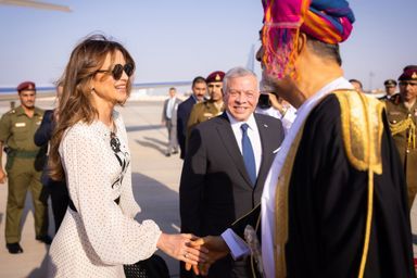 La reine Rania et le roi Abdallah II de Jordanie accueillis à Mascate par le sultan d'Oman Haitham bin Tarik, le 4 octobre 2022