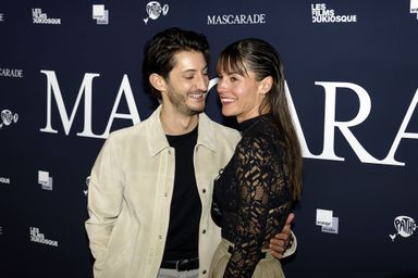 Pierre Niney et sa compagne Natasha Andrews à l'avant-première du film "Mascarade" au cinéma Pathé Wepler à Paris. Le 20 octobre 2022