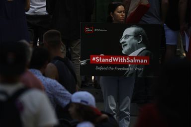 Les partisans de l'auteur Salman Rushdie tiennent des pancartes en soutien après l'attaque survenue à New York en août.