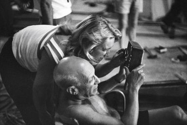 Picasso et Maya sur le tournage du film « Le mystère Picasso », d’HenriGeorges Clouzot, qui se déroule à Nice, aux studios de la Victorine, entre juillet et septembre 1955. Maya assiste son père, alors âgé de 74 ans, dans toutes les étapes de sa création.