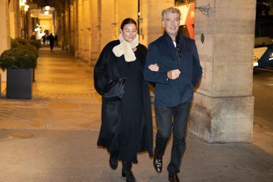 Keely Shaye Smith et Pierce Brosnan se baladent rue de Rivoli à Paris, le 1er novembre 2022.