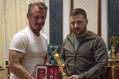 Sean Penn a prêté l'un de ses Oscars à Volodymyr Zelensky.
