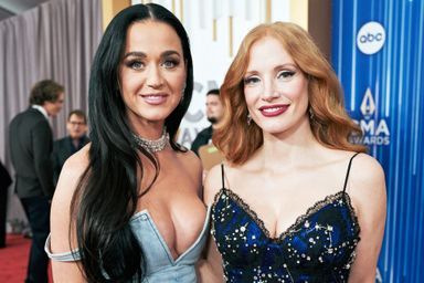 Katy Perry et Jessica Chastain à la cérémonie des Country Music Academy Awards, à Nashville, le 9 novembre 2022.