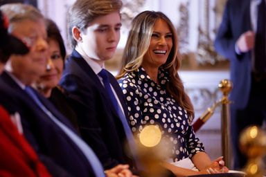 Melania Trump, souriante est assise à côté de son fils Barron, 16 ans.