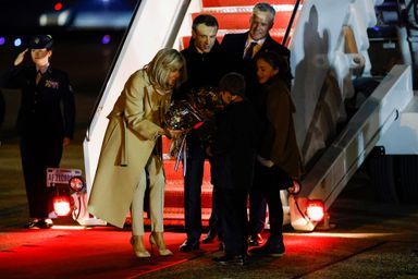 Emmanuel et Brigitte Macron ont été accueillis à leur descente d'avion, à la base militaire d'Andrews.