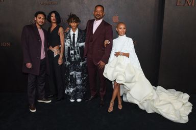Will Smith entouré de sa femme et de leurs trois enfants, Trey, Willow et Jaden à l'avant-première d'«Emancipation» le 30 novembre 2022 à Los Angeles.