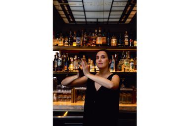 CopperBay Cofondatrice des bars CopperBay, Aurélie Panhelleux manie ses shakers derrière l’un de leurs comptoirs : celui de l’hôtel Lancaster (Paris).