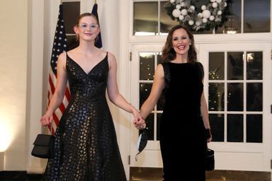 Jennifer Garner et sa fille Violet au dîner d'État en l'honneur du président français Emmanuel Macron à la Maison Blanche à Washington, le 1er décembre 2022.