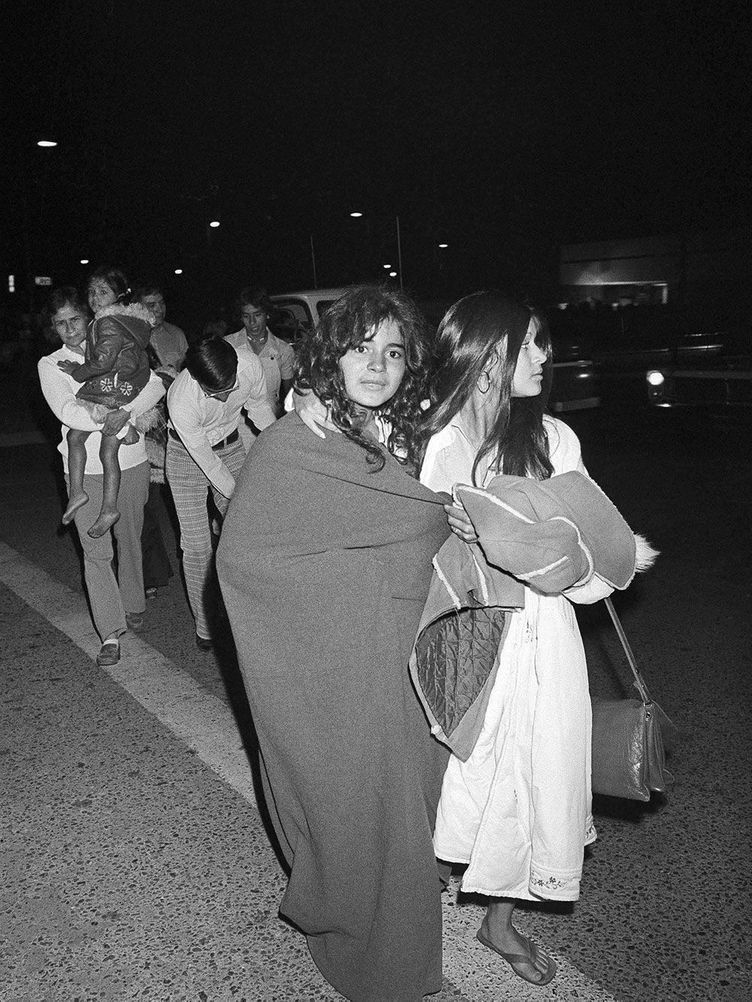 Dans cette photo d'archive du 17 juillet 1976, deux élèves du district scolaire de Dairyland Union, qui faisaient partie des 26 écoliers, et leur chauffeur de bus qui onté enlevés et entrerés dans un camion sous terre.