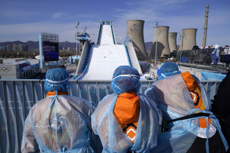 https://resize-parismatch.lanmedia.fr/rcrop/800/img/var/news/storage/images/paris-match/actu/environnement/pekin-2022-en-images-des-jo-sans-neige-naturelle-au-milieu-de-zones-industrielles-1786465/sipa-ap22649261-000080/29336710-1-fre-FR/SIPA-AP22649261-000080.jpg